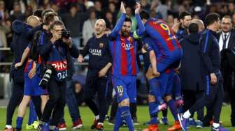 Mega bintang Barcelona, Lionel Messi, merayakan sukses timnya melaju ke perempat final Liga Champions usai melumat PSG, 6-1, di Camp Nou, Rabu (8/3/2017). [AFP/Pau Barrena]