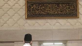 Menteri Agama Lukman Hakim Saifudin melakukan peresmian penandatanganan dan pemajangan Kiswah Ka'bah di Masjid Istiqlal, Jakarta, Jumat (10/3).