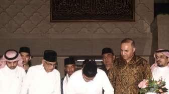 Menteri Agama Lukman Hakim Saifudin melakukan peresmian penandatanganan dan pemajangan Kiswah Ka'bah di Masjid Istiqlal, Jakarta, Jumat (10/3).