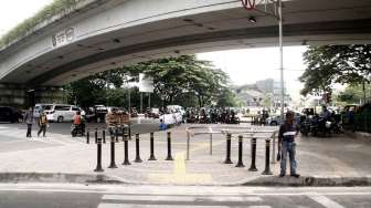 Suasana di jalur pedestrian Tanah Abang, Jakarta, Sabtu (11/3). Jalur khusus pejalan kaki itu dilengkapi taman, bangku dan jalur khusus untuk penyandang difabel.