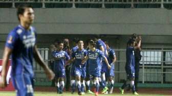Perebutan juara ketiga piala presiden antara Persib Bandung melawan Semen Padang di Stadion Pakansari, Bogor, Jawa Barat, Sabtu (11/3) malam. Persib Bandung menang atas Semen Padang dengan skor 1-0 melalui gol yang dicetak oleh Atep [Suara.com/Oke Atmaja]
