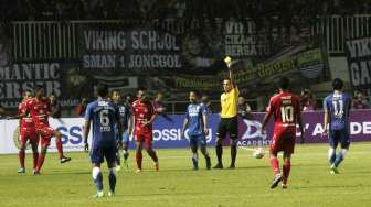 Perebutan juara ketiga piala presiden antara Persib Bandung melawan Semen Padang di Stadion Pakansari, Bogor, Jawa Barat, Sabtu (11/3) malam. Persib Bandung menang atas Semen Padang dengan skor 1-0 melalui gol yang dicetak oleh Atep [Suara.com/Oke Atmaja]