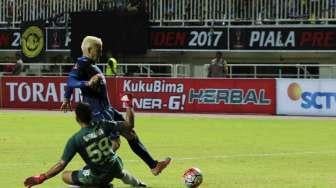 Striker Arema FC Christian Gonzales saat mengoyak gawang Borneo FC di Stadion Pakansari, Bogor, Jawa Barat, Minggu (12/3/2017). [suara.com/ Oke Atmaja]