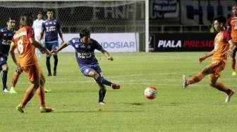 Salah satu pemain Arema FC saat menjebol gawal Borneo FC di Stadion Pakansari, Bogor, Jawa Barat, Minggu (12/3/2017). [suara.com/ Oke Atmaja]