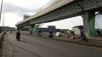 Pekerja menyelesaikan pembangunan Jalan Layang Non Tol (JLNT) Tendean-Ciledug di Halte Bus Transjakarta Koridor 13 di Kawasan Mampang, Jakarta, Sabtu (11/3/2017). [Suara.com/Oke Atmaja]