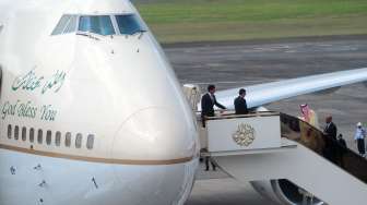 Raja Arab Saudi, Salman bin Abdulaziz al-Saud beserta rombongan, menaiki pesawat di Bandara I Gusti Ngurah Rai, Bali, Minggu (12/3/2017). [Antara/Wira Suryantala]