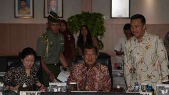 Wakil Presiden Jusuf Kalla didampingi Menko Pembangunan Manusia dan Kebudayaan Puan Maharani dan Menpora Imam Nahrawi memimpin rapat Asian Games 2018 di Kemenpora, Jakarta, Rabu (15/3).