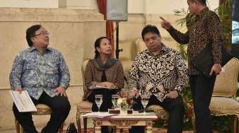 Presiden Joko Widodo menyampaikan arahan dalam sidang kabinet paripurna di Istana Negara, Jakarta, Rabu (15/3).