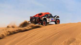 5 Hits Otomotif Pagi: Fernando Alonso Reli Dakar, Tips Motoran Hujan