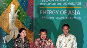 Wakil Presiden Jusuf Kalla didampingi Menko Pembangunan Manusia dan Kebudayaan Puan Maharani dan Menpora Imam Nahrawi memimpin rapat Asian Games 2018 di Kemenpora, Jakarta, Rabu (15/3).