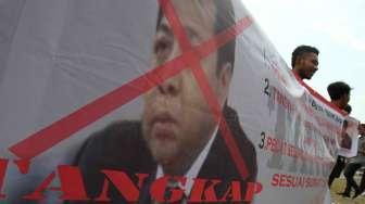 Massa atas nama Aliansi Mahasiswa Anti Korupsi menggelar aksi di depan Gedung KPK, Jakarta, Kamis (16/3/2017), mendesak pemeriksaan Setya Novanto. [Suara.com/Oke Atmaja]