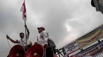 Ribuan massa yang mengatasnamakan Persatuan Perawat Nasional Indonesia (PPNI) menggelar aksi demonstrasi di depan gedung DPR RI, Senayan, Jakarta, Kamis (16/3/2017). [Suara.com/Kurniawan Mas'ud]