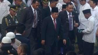 Wapres Jusuf Kalla dan rombongan di acara pemakaman almarhum KH Hasyim Muzadi, di Kompleks Pondok Pesantren Al Hikam, Beji, Depok, Jawa Barat, Kamis (16/3/2017). [Suara.com/Oke Atmaja]