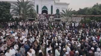 Suasana pemakaman almarhum KH Hasyim Muzadi di Kompleks Pondok Pesantren Al Hikam, Beji, Depok, Jawa Barat, Kamis (16/3/2017). [Suara.com/Oke Atmaja]