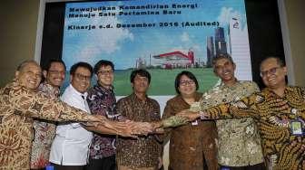 Direktur Utama (Dirut) baru PT Pertamina (Persero), Elia Massa Manik, bersama jajaran direksi, menggelar konferensi pers di Gedung Pertamina, Jakarta, Kamis (16/3/2017). [Suara.com/Kurniawan Mas'ud]