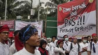 Ribuan massa yang mengatasnamakan Persatuan Perawat Nasional Indonesia (PPNI) menggelar aksi demonstrasi di depan gedung DPR RI, Senayan, Jakarta, Kamis (16/3/2017). [Suara.com/Kurniawan Mas'ud]