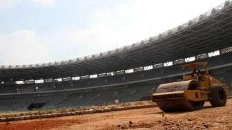 Pekerja menyelesaikan proyek renovasi Stadion Utama Gelora Bung Karno, Senayan, Jakarta, Jumat (17/3).