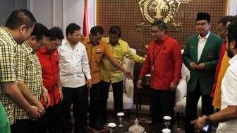 Kunjungan sekjen partai-partai pendukung pasangan Calon Gubernur DKI Jakarta Basuki Tjahaja Purnama-Djarot Saefullah dari PDIP, PPP, Hanura, Nasdem di kantor DPP Partai Golkar Jakarta, Jumat (17/3).