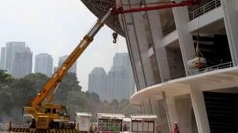 Pekerja menyelesaikan proyek renovasi Stadion Utama Gelora Bung Karno, Senayan, Jakarta, Jumat (17/3).