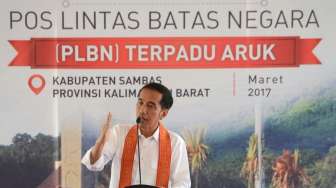 Jokowi Bagikan Bantuan Sosial Nontunai di Sambas Kalbar