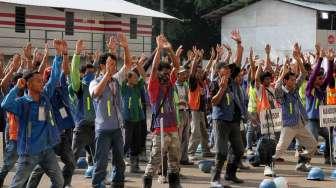 Pekerja melakukan senam sebelum memulai bekerja merenovasi Stadion Utama Gelora Bung Karno di Senayan, Jakarta, Jumat (17/3).