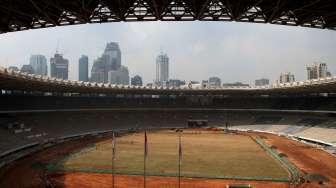 Pekerja menyelesaikan proyek renovasi Stadion Utama Gelora Bung Karno, Senayan, Jakarta, Jumat (17/3).