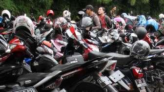 Parkiran motor di Stasiun Senen, Jakarta,  Sabtu (18/3).