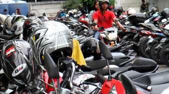 Parkiran motor di Stasiun Senen, Jakarta,  Sabtu (18/3).