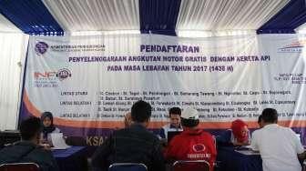 Pendaftaran mudik motor gratis di Stasiun Senen, Jakarta, Sabtu (18/3).