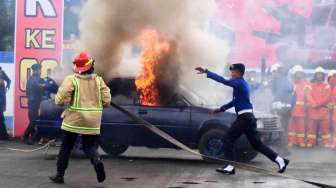 Simulasi penanganan kebakaran di Makassar, Sulawesi Selatan, Senin (20/3).