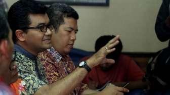 Ketua KPAI Asrorun Niam, bersama wakilnya Susanto, Puji Astuti (Kemensos) dan Reza Indragiri Amriel dari LPA Indonesia, memberikan keterangan terkait penanganan kasus pornografi via Facebook di Jakarta, Selasa (21/3/2017). [Suara.com/Oke Atmaja]