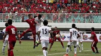 Pertandingan persahabatan antara kesebelasan Indonesia vs Myanmar di Stadion Pakansari, Cibinong, Jawa Barat, Selasa (21/3/2017). [Suara.com/Kurniawan Mas'ud]