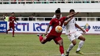 Pertandingan persahabatan antara kesebelasan Indonesia vs Myanmar di Stadion Pakansari, Cibinong, Jawa Barat, Selasa (21/3/2017). [Suara.com/Kurniawan Mas'ud]