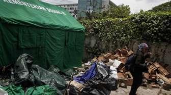 Tumpukan puing-puing papan dan semen coran kaki para petani yang melakukan aksi penolakan terhadap pembangunan pabrik semen di Rembang, Jawa Tengah, di posko penampungan di Jakarta, Selasa (21/3/2017). [Suara.com/Kurniawan Mas'ud]