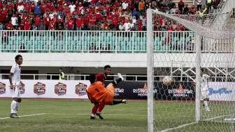 Pertandingan persahabatan antara kesebelasan Indonesia vs Myanmar di Stadion Pakansari, Cibinong, Jawa Barat, Selasa (21/3/2017). [Suara.com/Kurniawan Mas'ud]