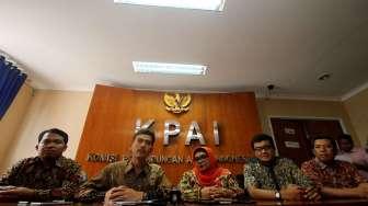 Ketua KPAI Asrorun Niam, bersama wakilnya Susanto, Puji Astuti (Kemensos) dan Reza Indragiri Amriel dari LPA Indonesia, memberikan keterangan terkait penanganan kasus pornografi via Facebook di Jakarta, Selasa (21/3/2017). [Suara.com/Oke Atmaja]