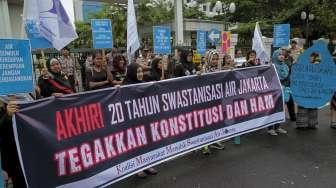 Puluhan aktivis dari berbagai LSM Lingkungan memperingati Hari Air Sedunia di depan gedung Mahkamah Agung RI, Jakarta, Rabu (22/3).