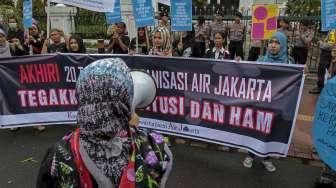 Puluhan aktivis dari berbagai LSM Lingkungan memperingati Hari Air Sedunia di depan gedung Mahkamah Agung RI, Jakarta, Rabu (22/3).