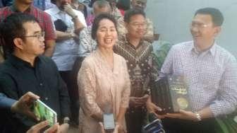 Ahok Kunjungi Istri Cak Nur, Dapat Buku Sangat Berharga