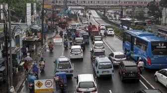 Kemacetan kendaraan yang akan melintasi terowongan proyek pembangunan double-double track untuk Manggarai-Jatinegara, Jakarta, Kamis (23/3).