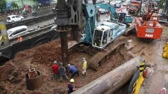 Kemacetan kendaraan yang akan melintasi terowongan proyek pembangunan double-double track untuk Manggarai-Jatinegara, Jakarta, Kamis (23/3).