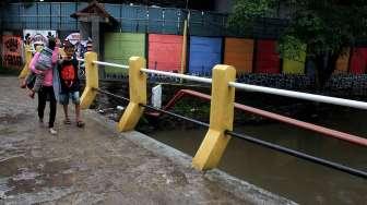 Kampung warna warni tanpa rokok di Cipinang Besar Selatan, Jakarta, Kamis (23/3).