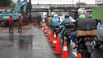 Kemacetan kendaraan yang akan melintasi terowongan proyek pembangunan double-double track untuk Manggarai-Jatinegara, Jakarta, Kamis (23/3).