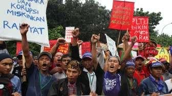 Masyarakat terdampak industri batubara bersama koalisi masyarakat sipil melakukan aksi didepan Komisi Pemberantasan Korupsi (KPK), Jakarta, Kamis, (23/3).