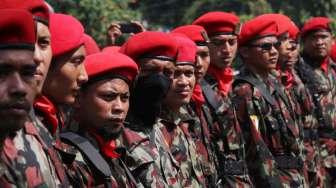 Pemuda Muhammadiyah menggelar unjuk rasa di depan gedung KPK, Jakarta, Jumat (24/3).