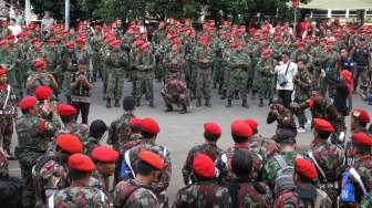 Pemuda Muhammadiyah menggelar unjuk rasa di depan gedung KPK, Jakarta, Jumat (24/3).