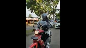 Kocak! Ada Robocop Naik Motor Bebek di Indonesia