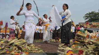 Upacara Melasti menjelang Hari Raya Nyepi Tahun Saka 1939 di Pantai Padanggalak, Denpasar, Bali, Jumat (24/3).