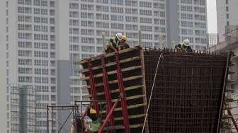 Proyek pembangunan Light Rail Transit (LRT) di Kawasan Kelapa Gading, Jakarta, Jumat (17/3).