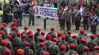 Pemuda Muhammadiyah menggelar unjuk rasa di depan gedung KPK, Jakarta, Jumat (24/3).